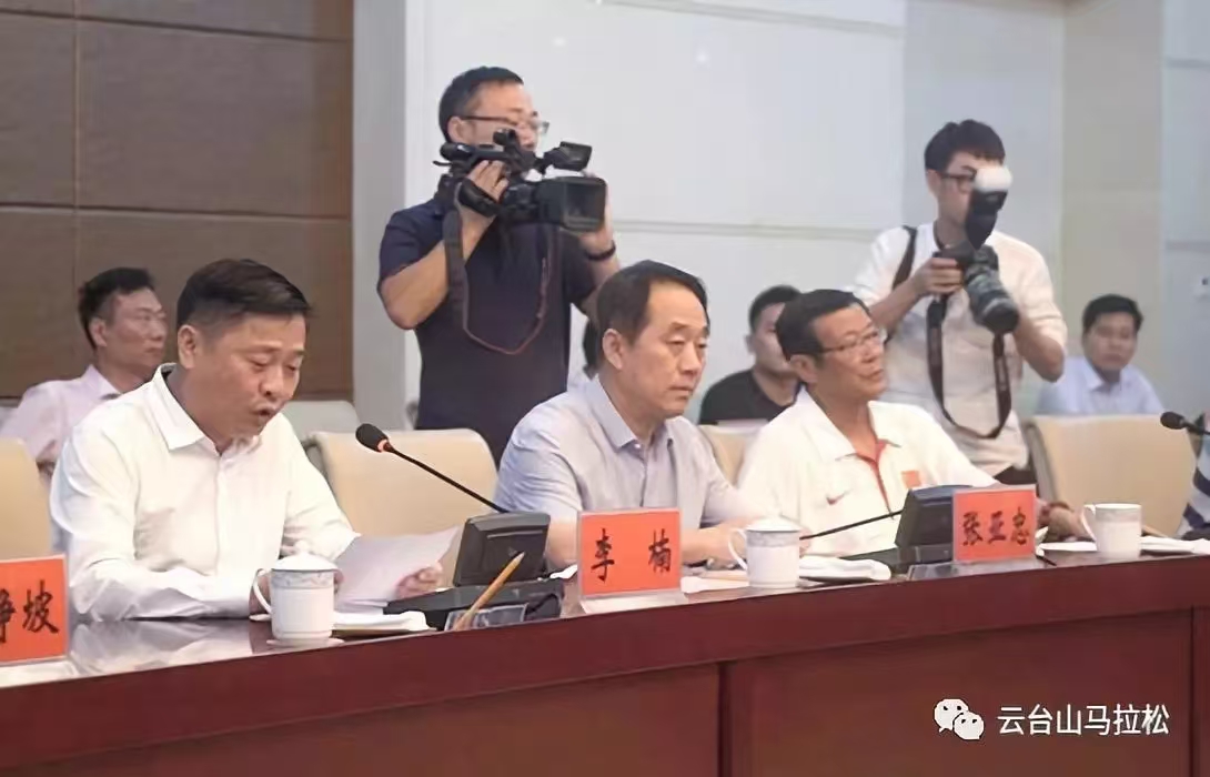 河南省政协副主席张亚忠出席云台山国际马拉松赛启动仪式2.jpg